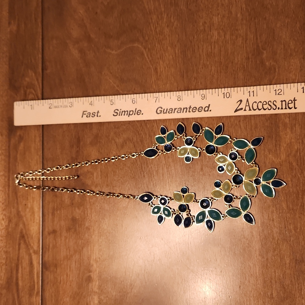 Green Facet Faux Gemstone Necklace - Picture 10 of 10